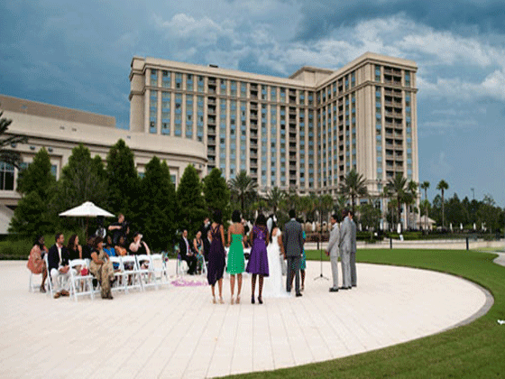 Outdoor wedding ceremony at the Waldorf at Disney